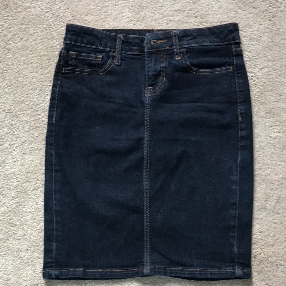 Cute denim skirt, like new!
